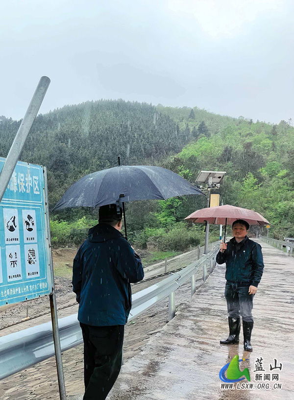 祠堂圩镇：闻汛而动筑防线 实干担当护民安.jpg