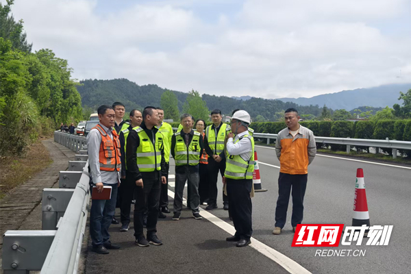 大家边走边看、边听边议，围绕高速运营管理的“显绩”与“潜绩”展开热烈交流_副本_副本.jpg
