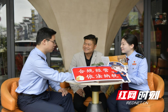 税务干部与民宿经营者进行现场互动答疑 蒋文 摄_副本.jpg 税务干部与民宿经营者进行现场互动答疑 蒋文 摄_副本.jpg