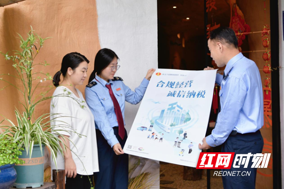 “税旅”宣传小分队为街区民宿发放宣传海报 蒋文 摄_副本.png “税旅”宣传小分队为街区民宿发放宣传海报 蒋文 摄_副本.png