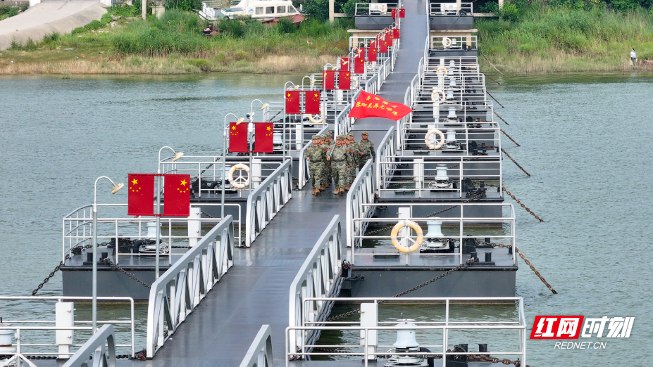 图为“张超民兵先锋连”开展常态化巡湖护湖行动，对湖道边违规垂钓行为进行文明劝导，并清理沿湖步道垃圾，以实际行动守护一江碧水的美好家园。 (4).jpg
