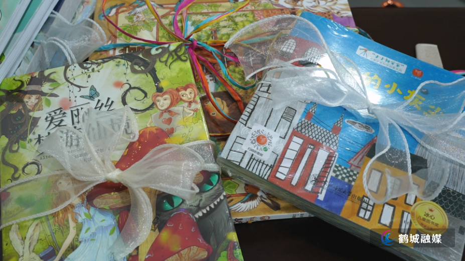 书香润鹤城 阅读启新程——鹤城区图书馆开展“4·23”世界读书日系列活动.mp4_000017.059.png