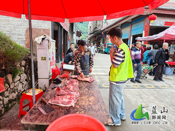 祠堂圩镇开展赶集日执法行动 筑牢民生安全双防线.jpg