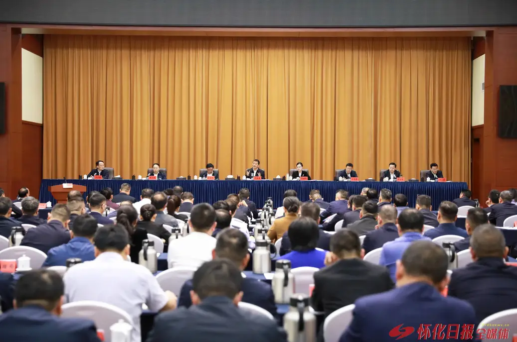 市委市政府召开2026年一季度经济形势分析暨“企业服务年”行动讲评、2025年年度考核总结点评会议