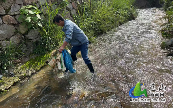 犁头瑶族乡：春日护河正当时 晨间清淤展新颜.jpg