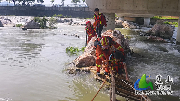 蓝山县少年见义勇为遇险情&nbsp; 消防紧急营救两名被困孩童2.jpg