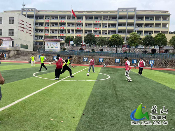 正市学校举办教师足球赛.jpg