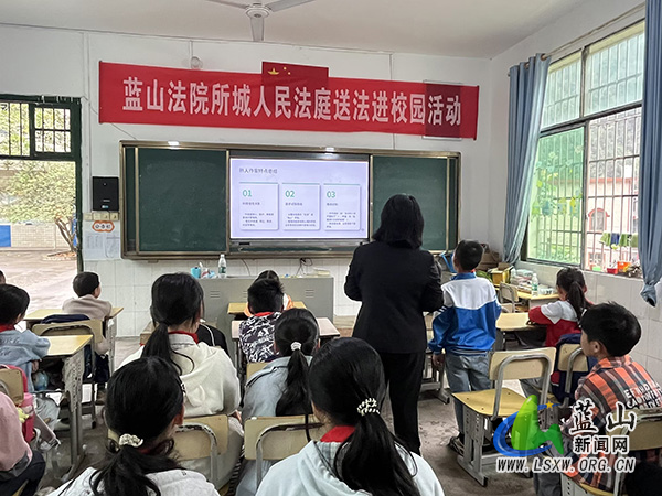 汇源瑶族乡中心小学：拒绝“熟人”魔爪 共护青春花2蕾.jpg