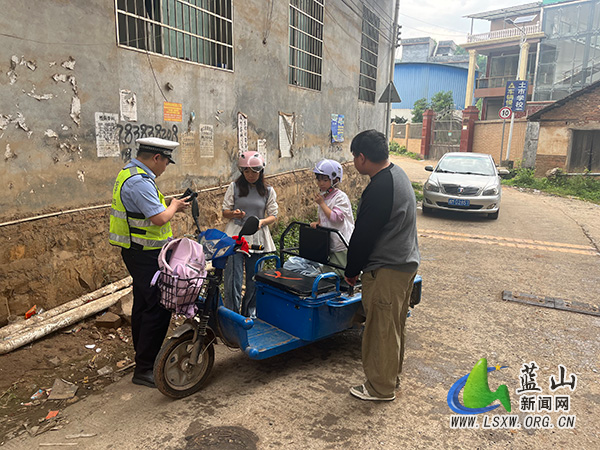 土市学校联合交警队楠市中队开展交通安全专项整治行动.jpg
