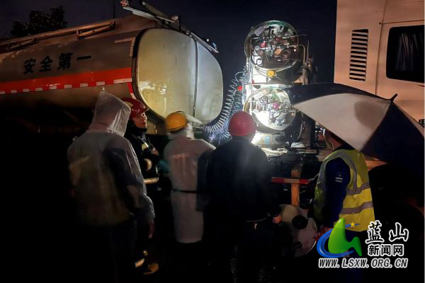 雨夜紧急排险！蓝山消防成功处置一起LNG槽罐车动力源泄漏事件.jpg