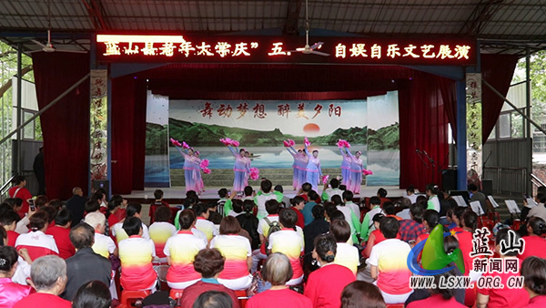 县老年大学：银龄载歌庆五一 乐享晚年绽芳华.jpg