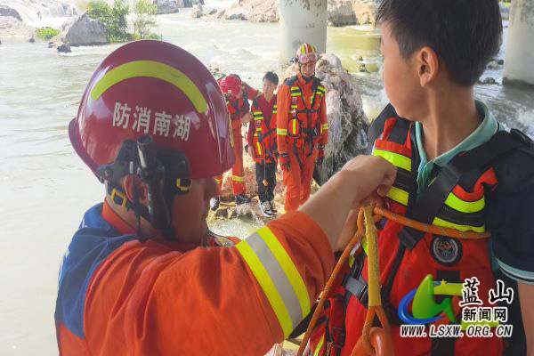 蓝山：少年见义勇为陷险情 消防紧急营救两名被困孩童2.jpg