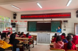安全教育专题讲座走进龙场学校