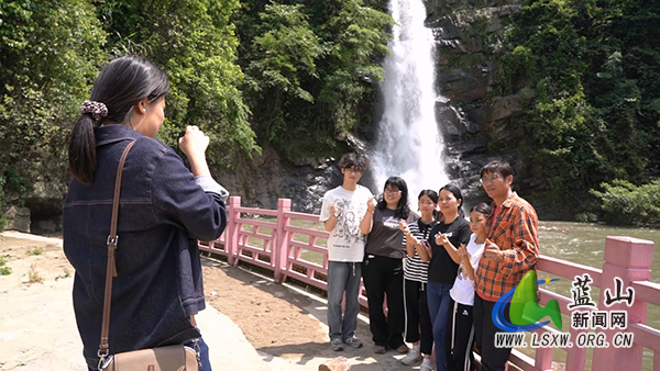 美丽蓝山：飞瀑流泉映彩虹 天然美景醉游人.jpg