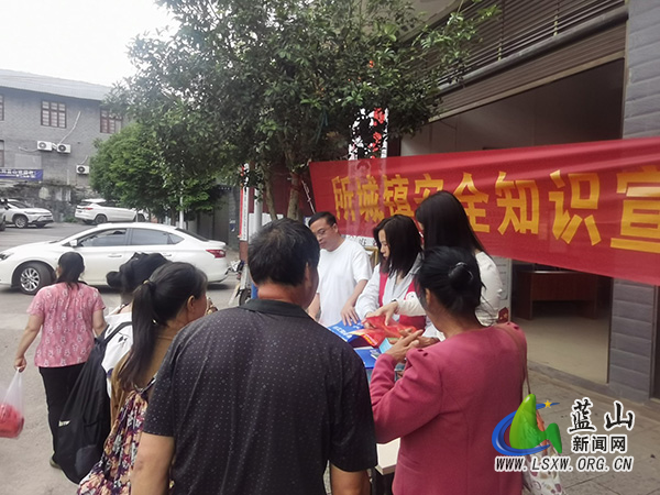 所城镇：赶集摆摊话安全 贴心宣讲护民生.jpg