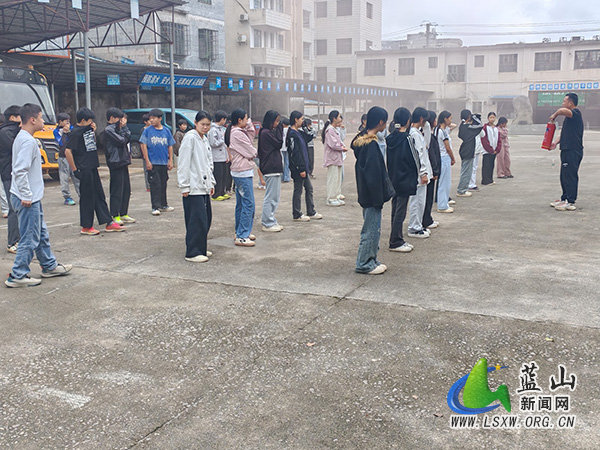 楠市中学：筑牢校车安全防线 守护学子平安出行.jpg