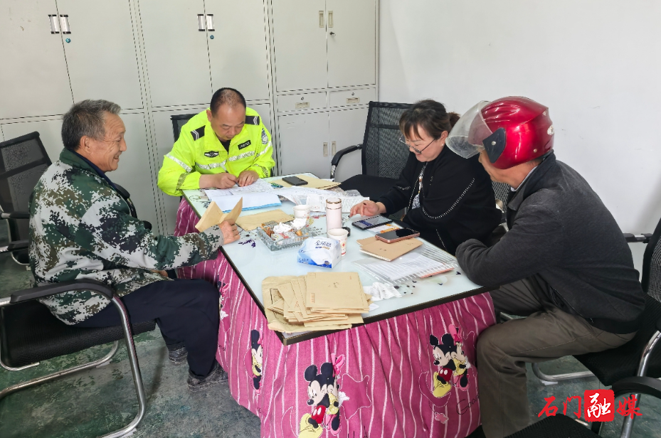 所街乡开展“交通安全宣传及交警下乡便民服务”活动1.jpg