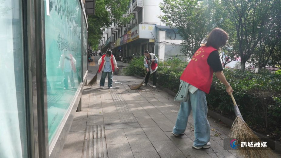 青春躬身劳动 致敬城市美容师.mp4_000001.339.png