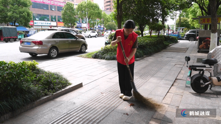 青春躬身劳动 致敬城市美容师.mp4_000024.719.png