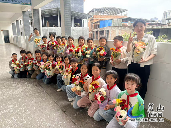 蓝山县塔峰镇第六完小开展母亲节主题花艺活动.jpg