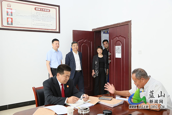 永州市中级人民法院调研组到蓝山县人民法院调研指导重点工作.jpg 永州市中级人民法院调研组到蓝山县人民法院调研指导重点工作.jpg