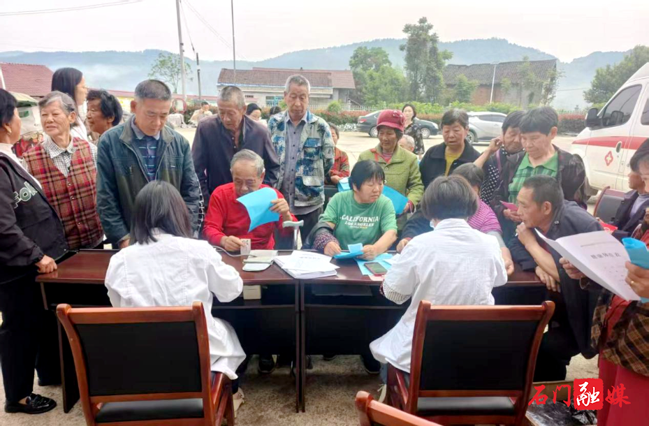 新铺镇：健康体检护银龄 公益理发暖夕阳1.jpg