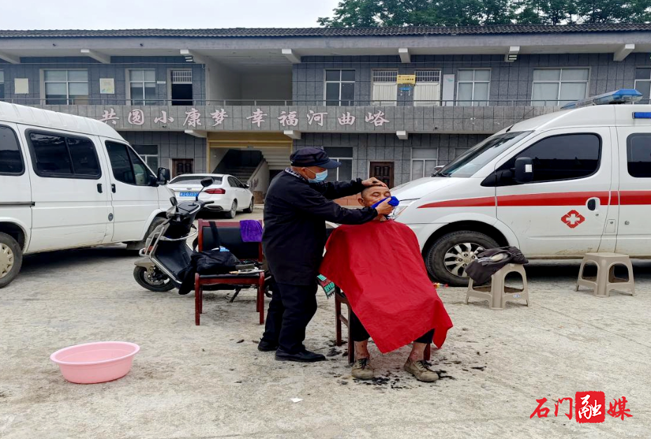 新铺镇：健康体检护银龄 公益理发暖夕阳2.jpg
