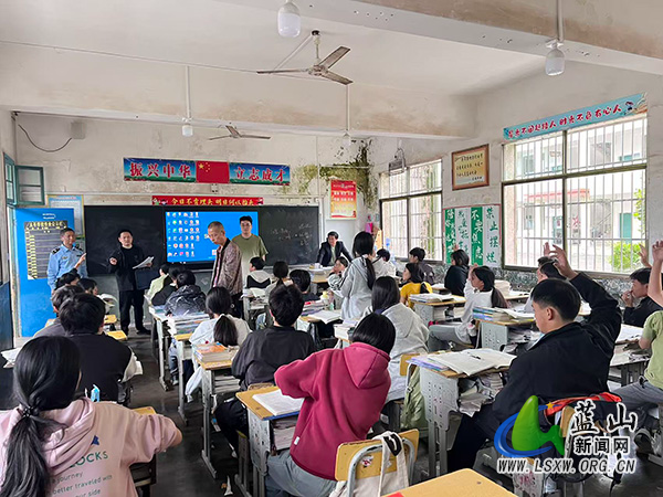 蓝山县交警大队联合县教育局到太平学校开展校车安全培训.jpg 蓝山县交警大队联合县教育局到太平学校开展校车安全培训.jpg