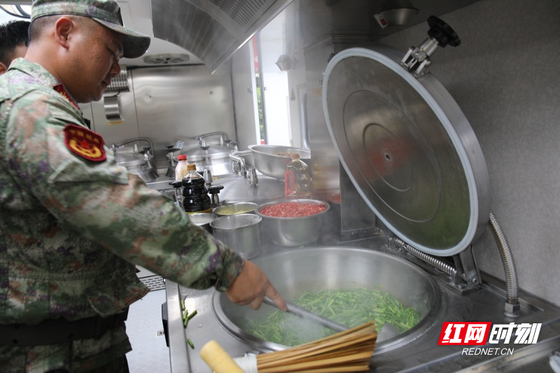 1.用炊事车开展热食制作_副本.jpg