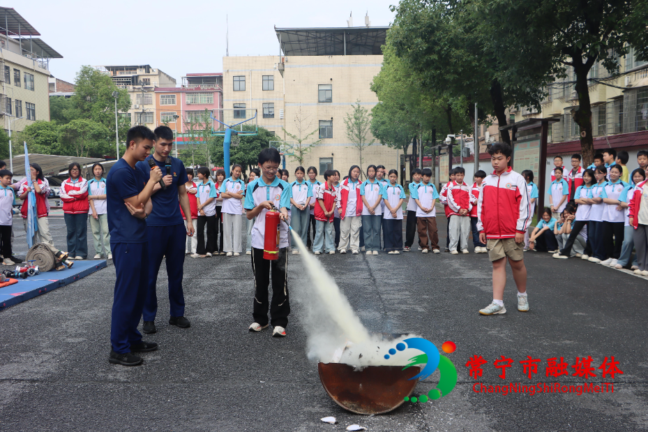 常宁八中师生探秘消防站 沉浸式解锁安全新技能.jpg 常宁八中师生探秘消防站 沉浸式解锁安全新技能.jpg