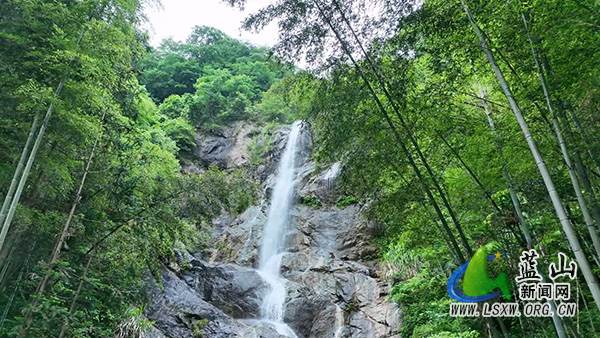 蓝山县果木冲瀑布：青山叠翠瀑声悠 夏日避暑享清凉.jpg