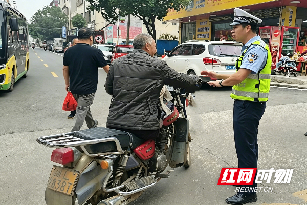 P掉图片中拿相机的人.png