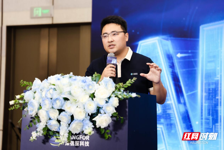 李哲.jpg 李哲.jpg