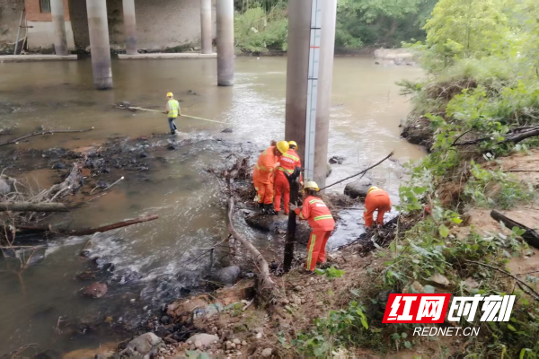 已调整 潭市管理所汛期桥下清淤.png