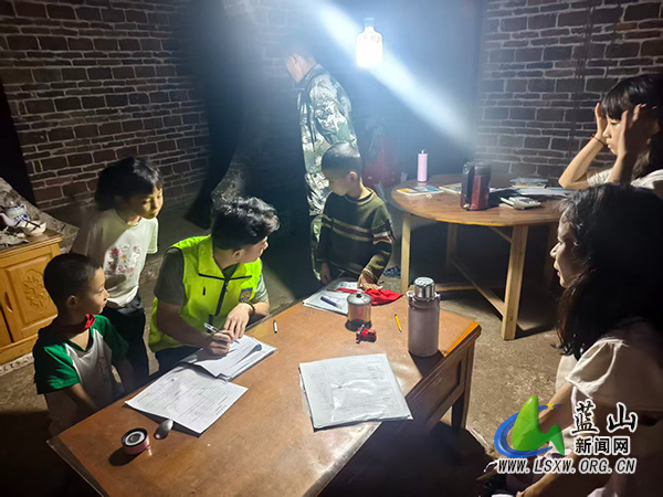 祠堂圩镇：温情走访暖民心 精准帮扶护成长.jpg
