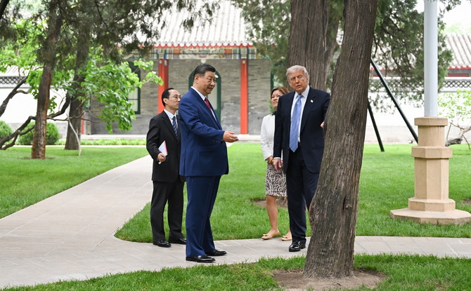 习近平同美国总统特朗普在中南海小范围会晤