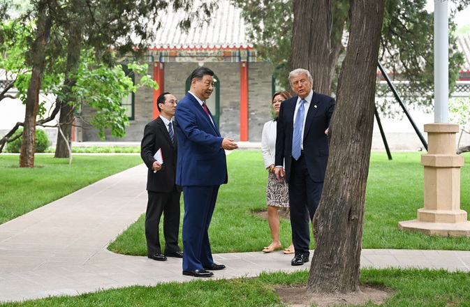 习近平同美国总统特朗普在中南海小范围会晤