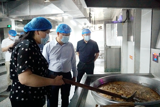 钟跃波调研督查“校园餐”工作