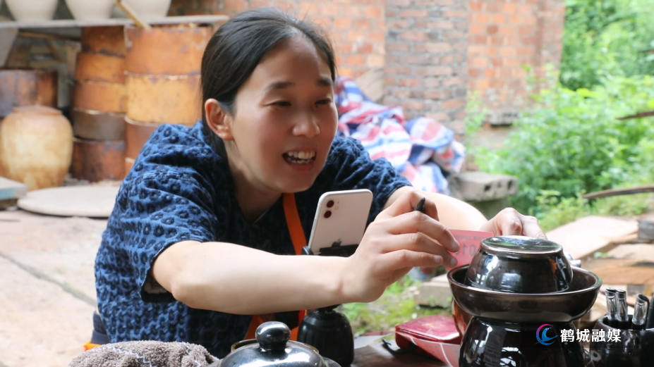 龙窑土陶焕新颜 非遗传承引客来.mp4_000221.111.png 龙窑土陶焕新颜 非遗传承引客来.mp4_000221.111.png