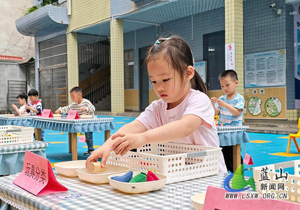 蓝山县实验幼儿园开展幼儿自理能力、运动小达人比赛.jpg 蓝山县实验幼儿园开展幼儿自理能力、运动小达人比赛.jpg