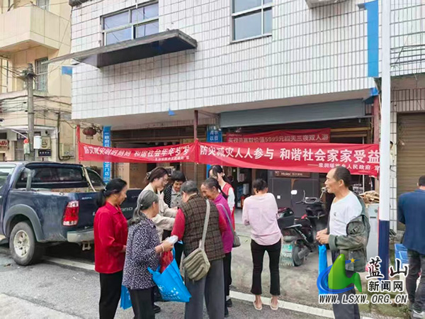 浆洞瑶族乡:赶集日摆摊宣讲 筑牢防灾减灾安全防线.jpg 浆洞瑶族乡:赶集日摆摊宣讲 筑牢防灾减灾安全防线.jpg