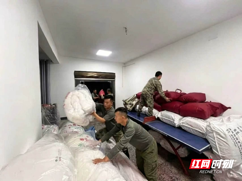 搬运救援物资1_副本.jpg 搬运救援物资1_副本.jpg