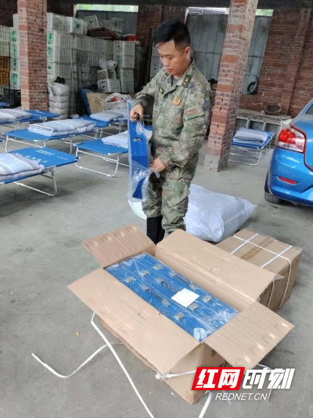 协助制作救援床位_副本.jpg 协助制作救援床位_副本.jpg