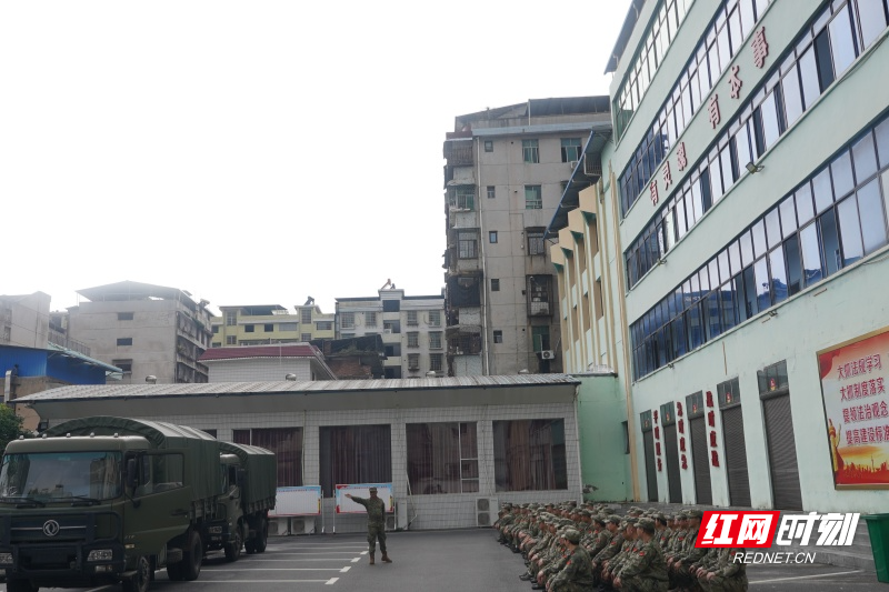 图 1教官正在介绍此次训练所用的车辆_副本.jpg 图 1教官正在介绍此次训练所用的车辆_副本.jpg