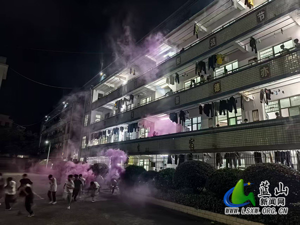 蓝山县民族中学开展夜间寝室消防安全疏散演练.jpg 蓝山县民族中学开展夜间寝室消防安全疏散演练.jpg