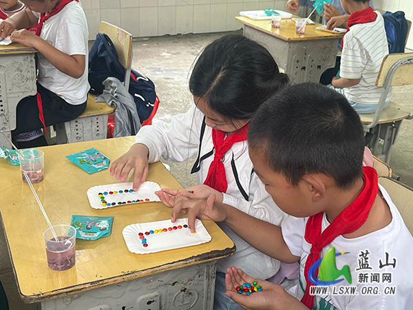 汇源瑶族乡中心小学:科学实验进校园 爱心关怀润心田2.jpg 汇源瑶族乡中心小学:科学实验进校园 爱心关怀润心田2.jpg