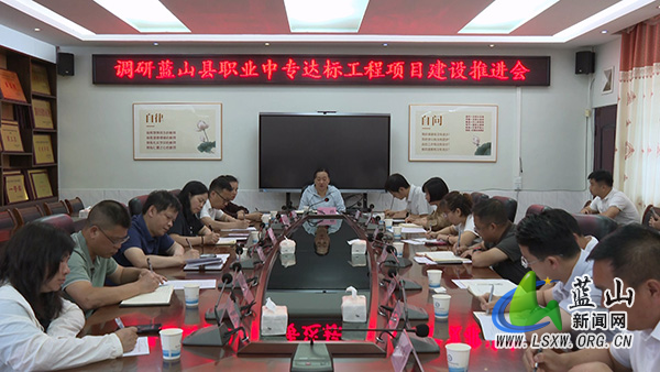 邓群调研县职业中专达标工程建设项目.jpg