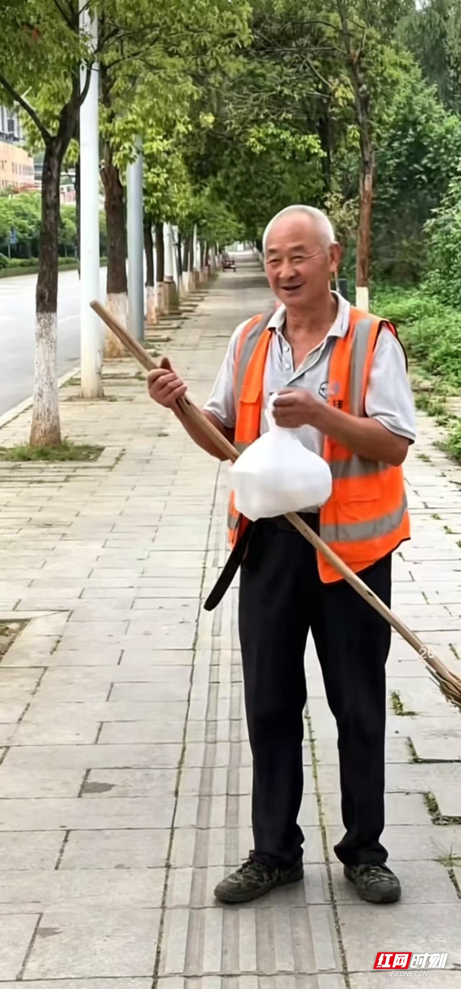 致敬平凡英雄 坚守一生担当——缅怀爱岗敬业环卫工人刘红太