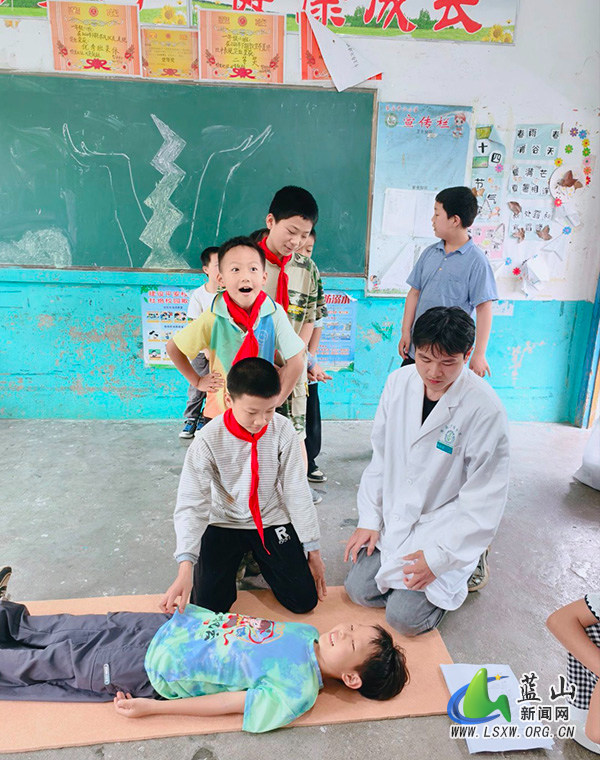 犁头瑶族乡中心小学举办防溺水安全演练及安全知识讲座活动.jpg