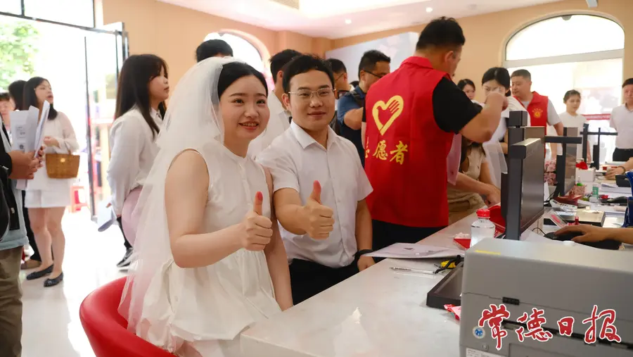 “520”常德市各婚姻登记机关迎来领证热潮 621对新人喜结连理